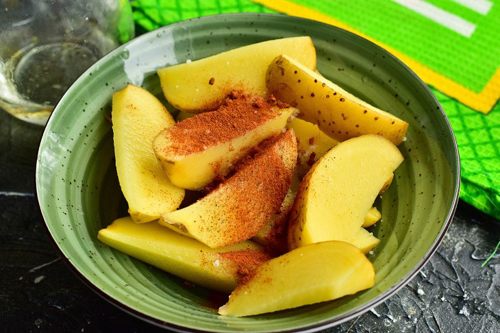 Rustic potatoes in a pan - original and very tasty