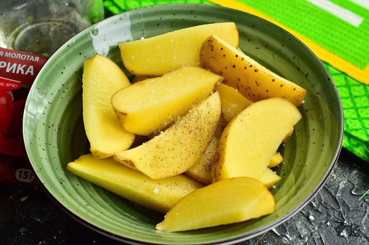 Rustic potatoes in a pan - original and very tasty