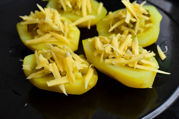 Potatoes in the oven with cucumbers and cheese - easy to prepare, looks beautiful and festive