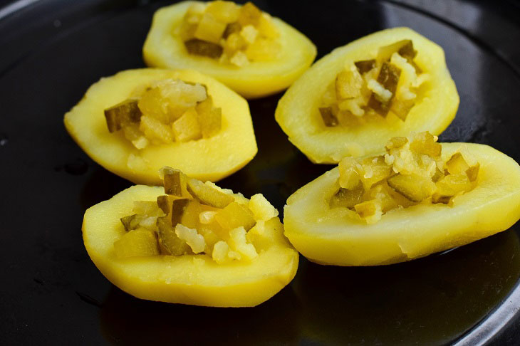 Potatoes in the oven with cucumbers and cheese - easy to prepare, looks beautiful and festive