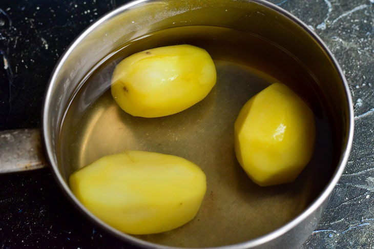 Potatoes in the oven with cucumbers and cheese - easy to prepare, looks beautiful and festive