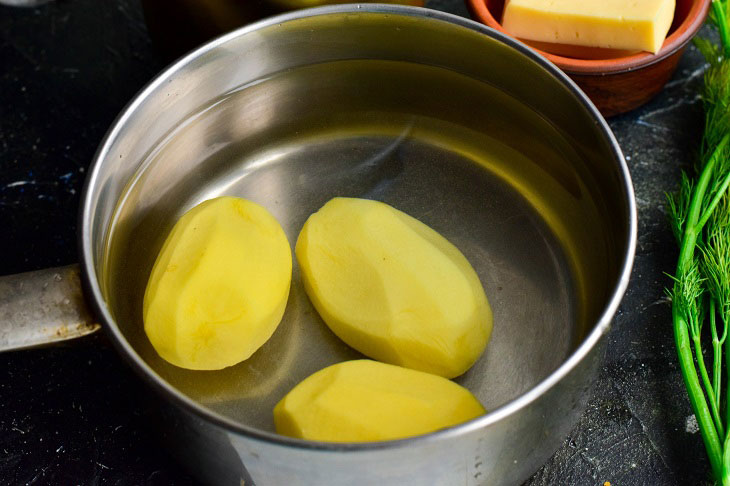 Potatoes in the oven with cucumbers and cheese - easy to prepare, looks beautiful and festive