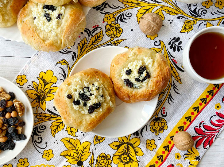 Cheesecakes with cottage cheese and raisins - airy, creamy and very tasty