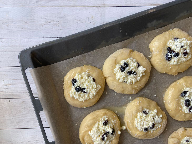 Cheesecakes with cottage cheese and raisins - airy, creamy and very tasty