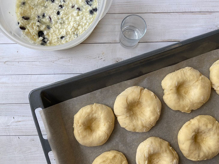 Cheesecakes with cottage cheese and raisins - airy, creamy and very tasty