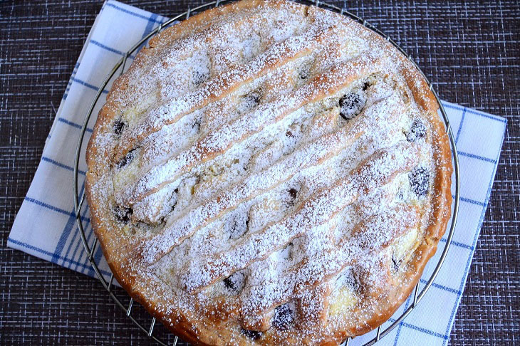 Pie with cottage cheese and cherries - a delicious, budget and easy recipe