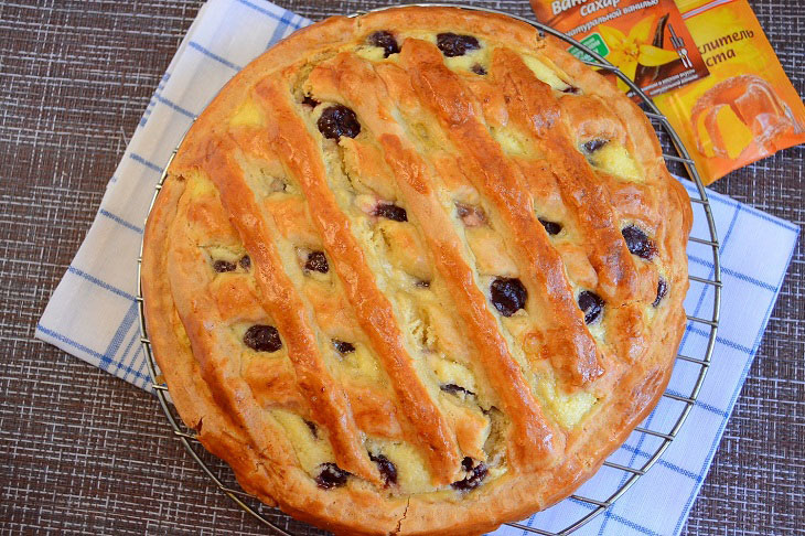 Pie with cottage cheese and cherries - a delicious, budget and easy recipe