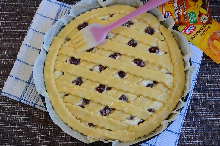 Pie with cottage cheese and cherries - a delicious, budget and easy recipe