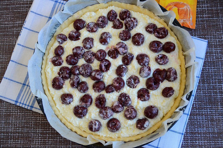 Pie with cottage cheese and cherries - a delicious, budget and easy recipe