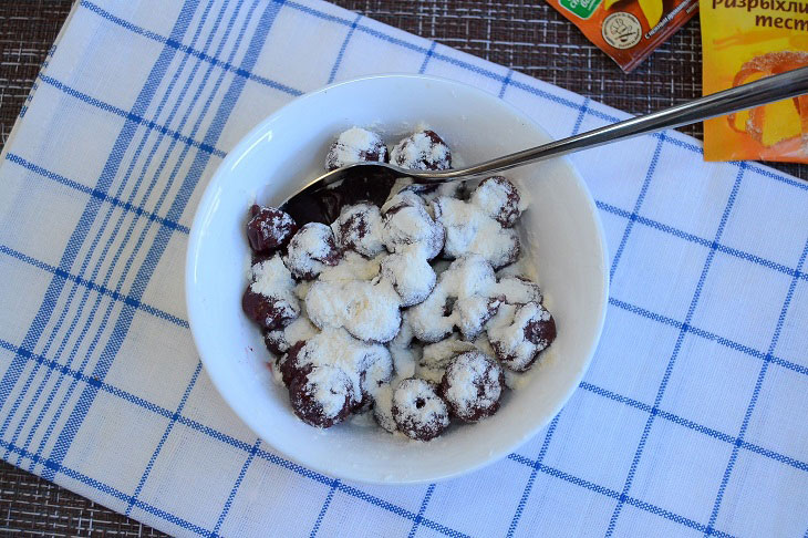 Pie with cottage cheese and cherries - a delicious, budget and easy recipe