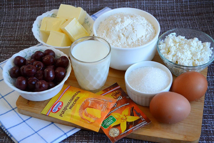 Pie with cottage cheese and cherries - a delicious, budget and easy recipe