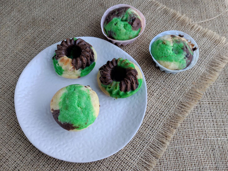 Camouflage cupcakes - interesting pastries for a men's holiday