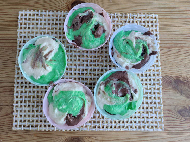 Camouflage cupcakes - interesting pastries for a men's holiday