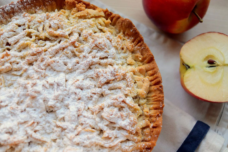 Grated apple pie - delicious and fragrant