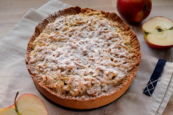 Grated apple pie - delicious and fragrant