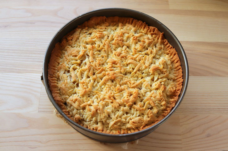 Grated apple pie - delicious and fragrant