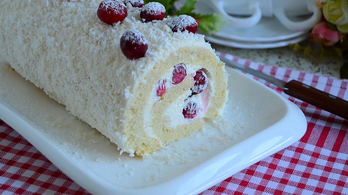 Biscuit roll “Berries in the Snow” – the most delicate dessert