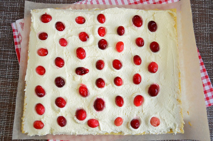 Biscuit roll "Berries in the Snow" - the most delicate dessert