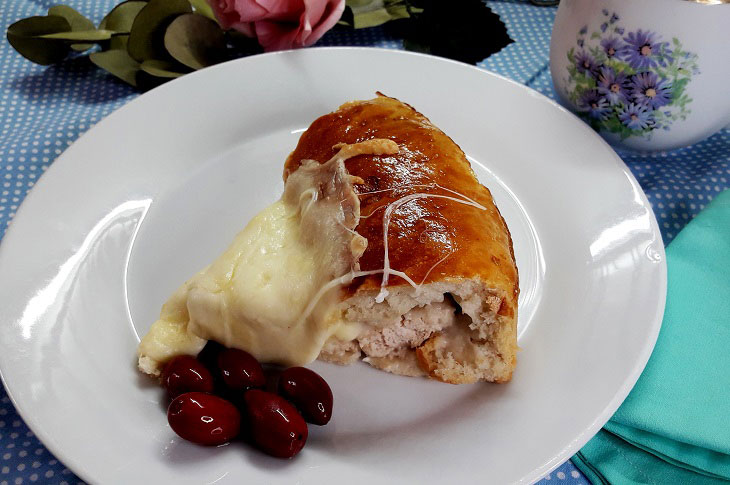 Pie with minced meat in the oven - lush, juicy and tasty