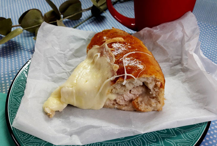 Pie with minced meat in the oven - lush, juicy and tasty