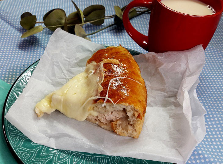 Pie with minced meat in the oven - lush, juicy and tasty