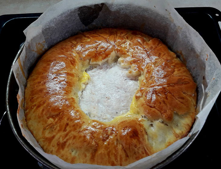 Pie with minced meat in the oven - lush, juicy and tasty