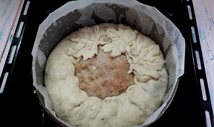 Pie with minced meat in the oven - lush, juicy and tasty