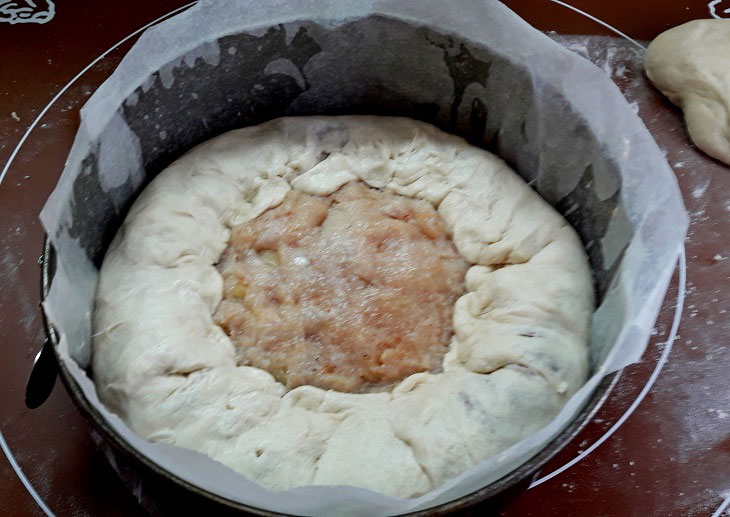 Pie with minced meat in the oven - lush, juicy and tasty