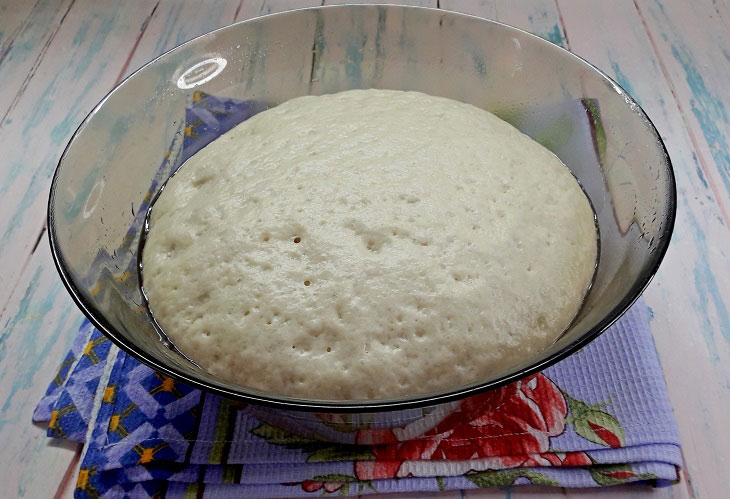 Pie with minced meat in the oven - lush, juicy and tasty