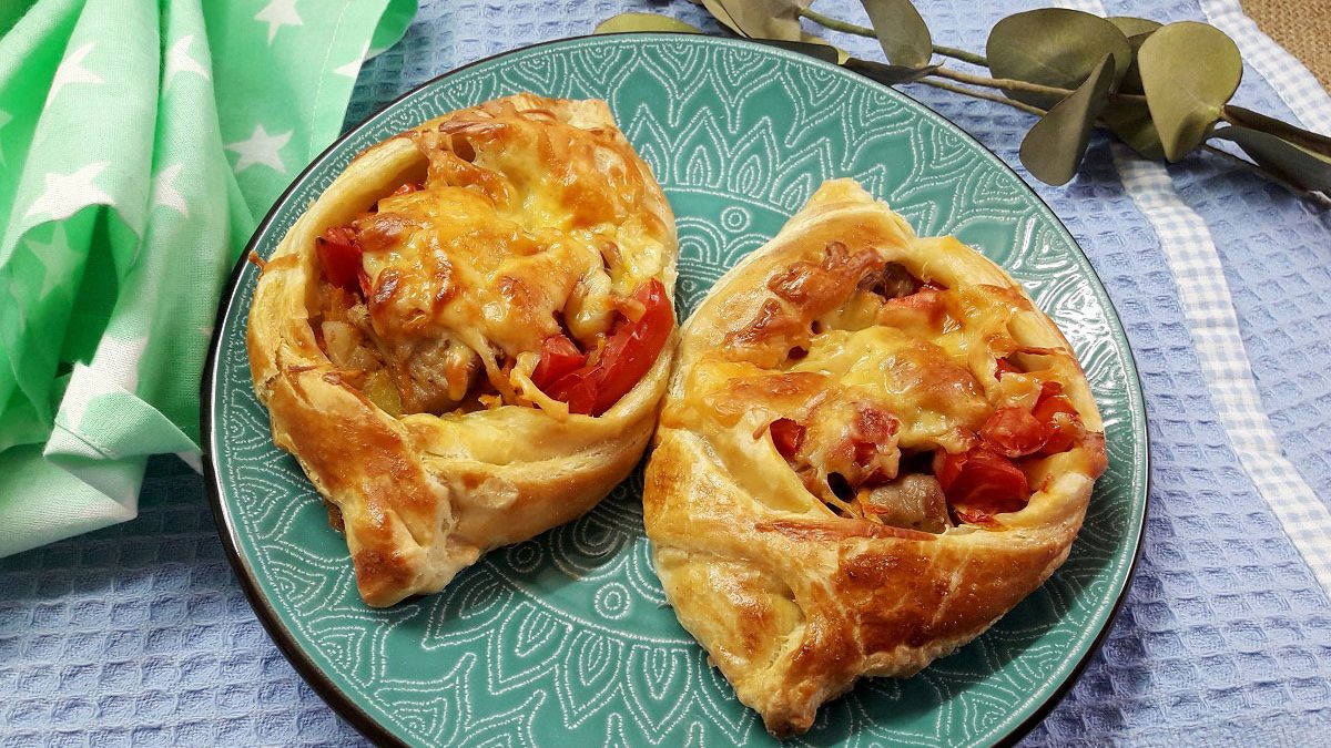 Bast shoes with puff pastry meat – crispy and fragrant pastries