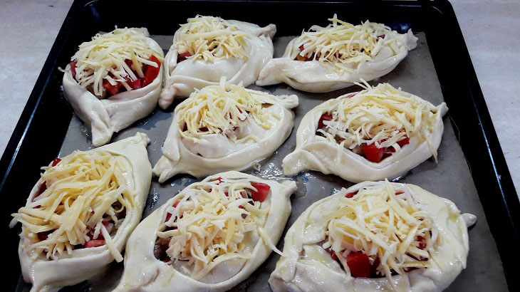 Bast shoes with puff pastry meat - crispy and fragrant pastries