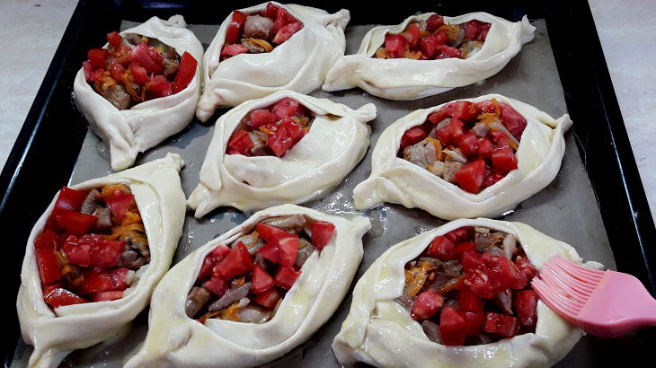 Bast shoes with puff pastry meat - crispy and fragrant pastries