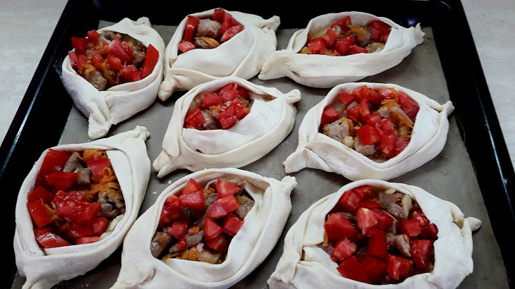 Bast shoes with puff pastry meat - crispy and fragrant pastries