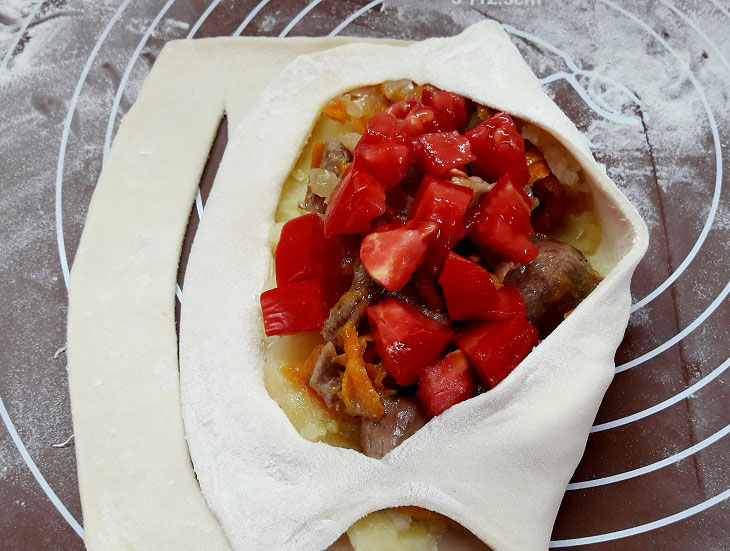 Bast shoes with puff pastry meat - crispy and fragrant pastries