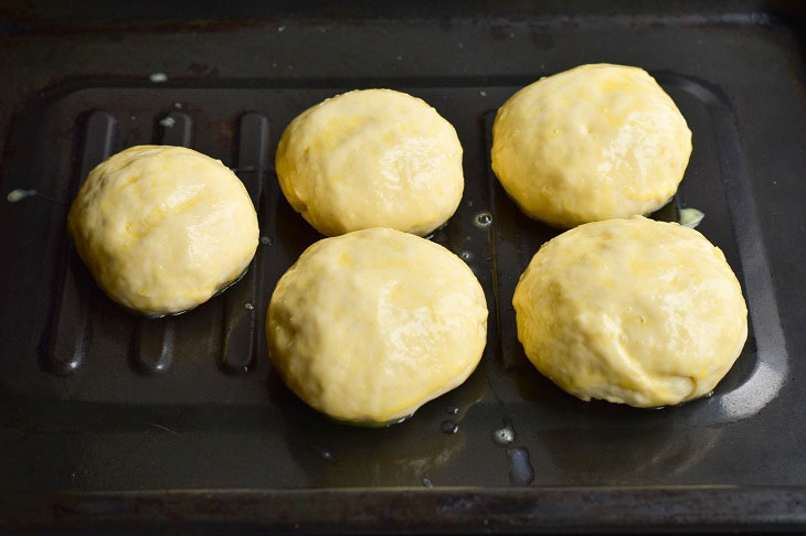 Garlic donuts for borscht - soft, fluffy and airy