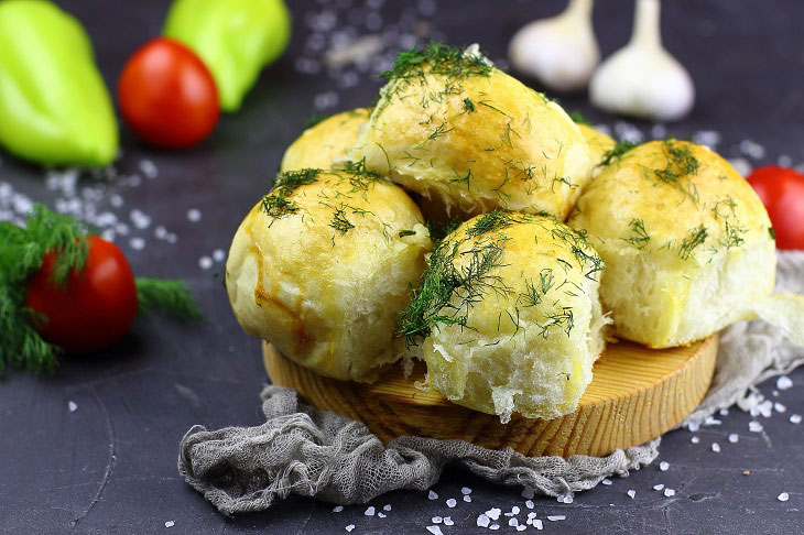 Homemade donuts with garlic - delicious and airy