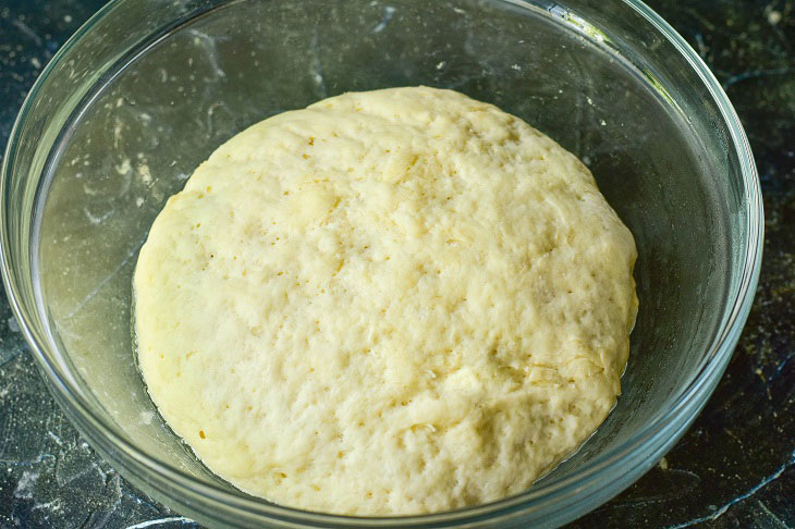 How to cook yeast dough on mineral water - a simple and excellent recipe