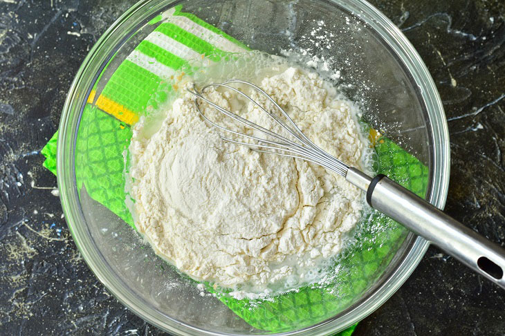 How to cook yeast dough on mineral water - a simple and excellent recipe