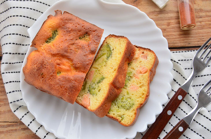 Lazy aspic pie with salmon and broccoli - tasty and healthy