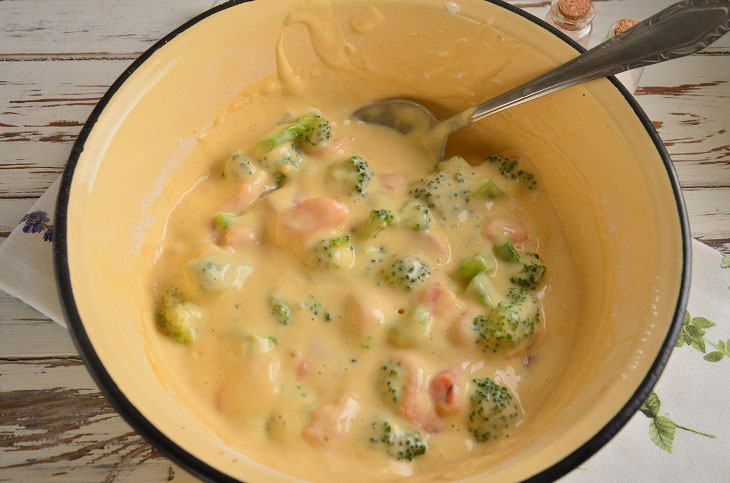 Lazy aspic pie with salmon and broccoli - tasty and healthy