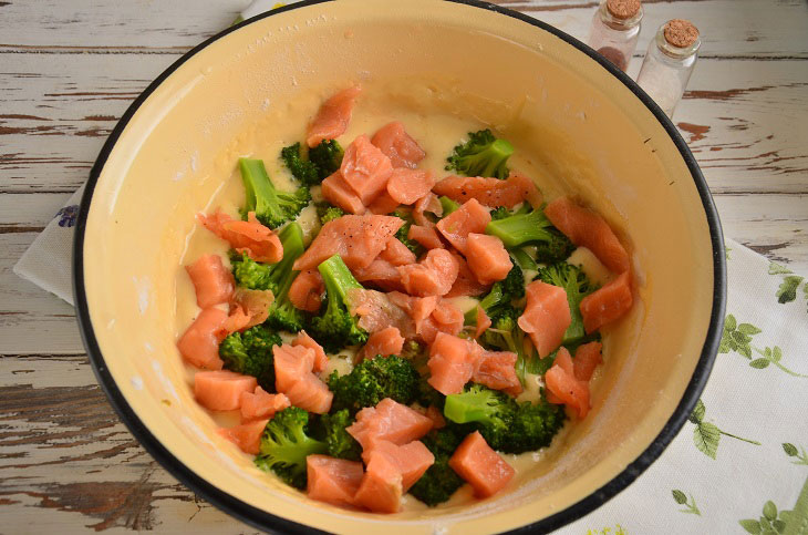 Lazy aspic pie with salmon and broccoli - tasty and healthy