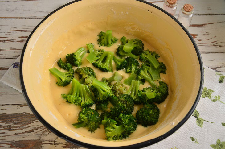 Lazy aspic pie with salmon and broccoli - tasty and healthy