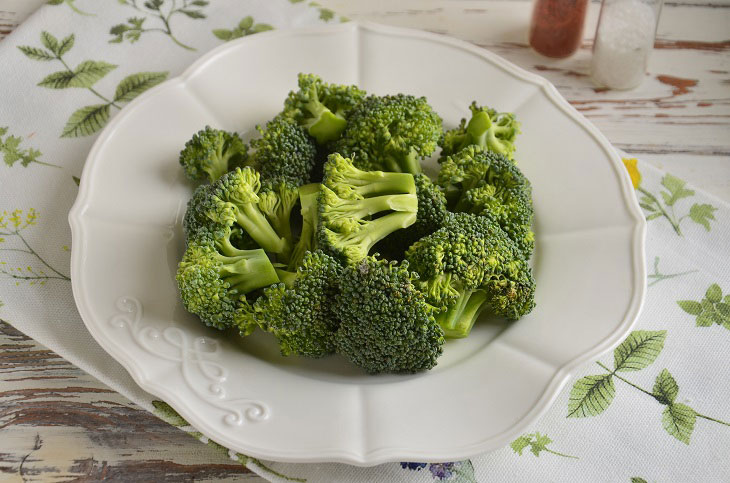 Lazy aspic pie with salmon and broccoli - tasty and healthy