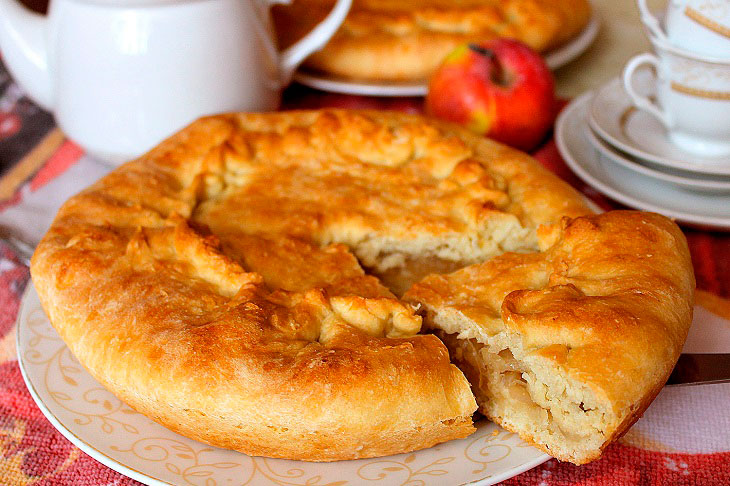 Lean yeast pie with cabbage filling - soft, juicy and delicious