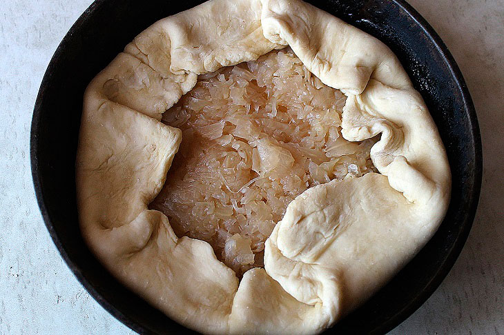 Lean yeast pie with cabbage filling - soft, juicy and delicious