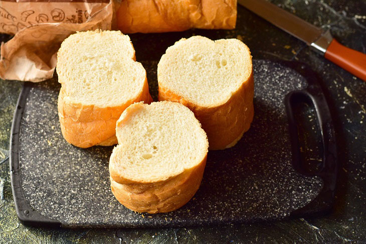 Delicious pies from yesterday's baguette - a quick and unusual recipe