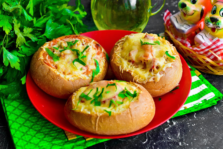 Mini pizza in a bun - a quick recipe for wonderful yummy