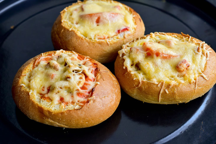 Mini pizza in a bun - a quick recipe for wonderful yummy