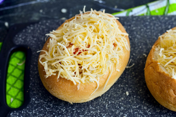 Mini pizza in a bun - a quick recipe for wonderful yummy