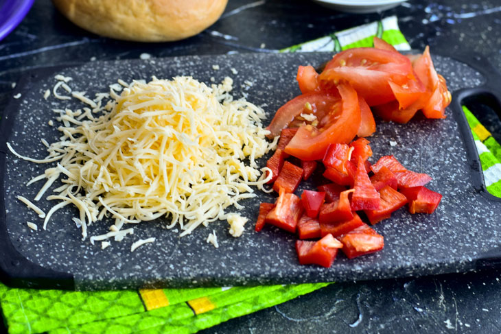 Mini pizza in a bun - a quick recipe for wonderful yummy